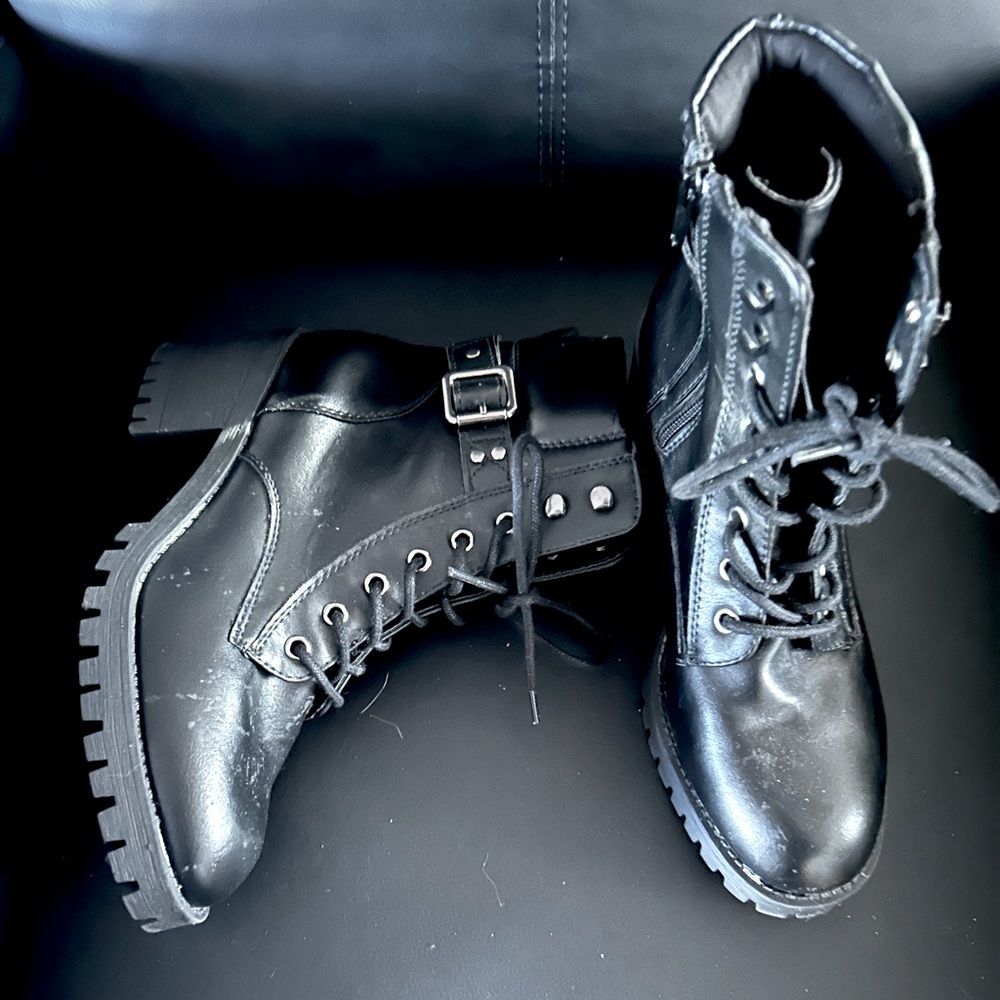 Madden Girl Black Combat Heeled Boots Women’s Size 8